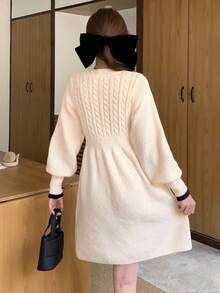 SHEIN 青少年女孩圓領針織袖 A 字版型毛衣連身裙，黑白配色，秋冬 Y2K 風格，Sweet 16 開學季，紋理收腰蝴蝶結迷你洋裝 - 杏色 - 查看 3