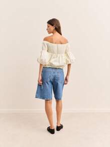 Nöista 这款露肩白色衬衫采用褶饰领口、蓬松泡泡袖和宽松褶边设计，体现了复古的 Y2K 和 Old Money 风格，非常适合秋冬季女性街头服饰。 - 杏色 - 查看 2