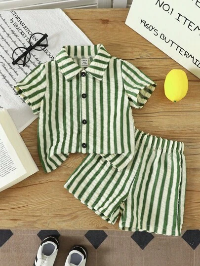 Playful Pals 男婴夏季翻领开衫套装（2件套），上衣：黑白条纹短袖翻领衬衫，配黑色撞色纽扣；下装：黑白条纹短裤。休闲夏季度假穿搭套装，男婴衬衫短裤套装，男婴条纹套装，男婴服装，男婴套装