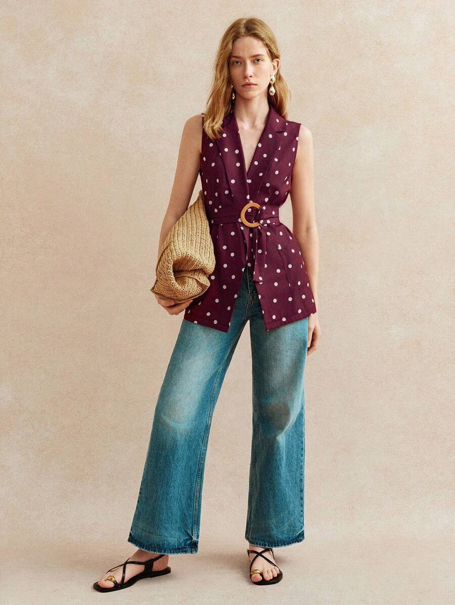 Écloséra 法式复古砖红色波点缺口翻领原创面料搭配天然木色纽扣孔装饰，打造女式轻薄无袖春夏西装外套。这款波点西装外套是职业女性的理想之选，完美融合商务与休闲风格，是办公室穿着的理想之选。 - 酒紅色 - 查看 1