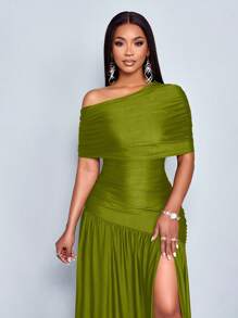 SOLERSUN 春夏女装性感派对休闲度假棕色亮面面料单肩聚拢露肩领前开衩褶边针织长裙