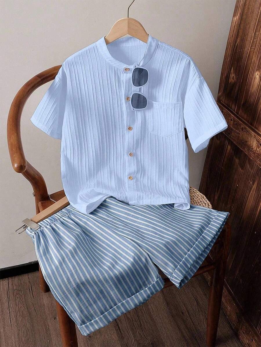 SHEIN Vintaside Kids 2 件套青少年男孩通勤休闲纹理条纹面料立领衬衫和条纹短裤，舒适时尚