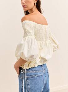 Nöista 这款露肩白色衬衫采用褶饰领口、蓬松泡泡袖和宽松褶边设计，体现了复古的 Y2K 和 Old Money 风格，非常适合秋冬季女性街头服饰。 - 杏色 - 查看 4