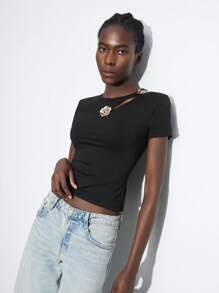 Maija 2025春夏女装时尚百搭玫瑰金属装饰镂空肩部短袖T恤，适合音乐节 - 黑色 - 查看 4