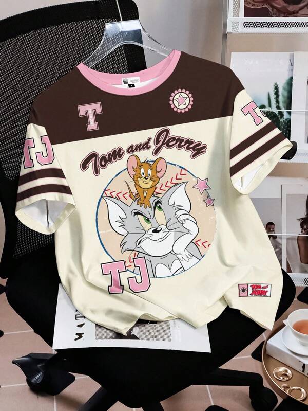 TOM & JERRY X SHEIN Camiseta de manga corta con cuello redondo, estilo deportivo retro de bloques de color, con gráficos de dibujos animados y letras, cómoda para el verano, en marrón y rosa