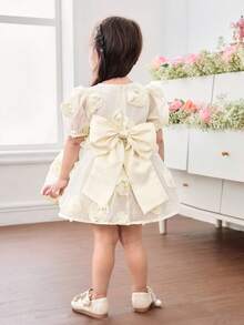 SHEIN 女婴3D立体花朵圆领泡泡袖修身连衣裙 女婴优雅连衣裙 米色女婴连衣裙 米色女婴连衣裙 带蝴蝶结的女婴连衣裙 - 杏色 - 查看 8