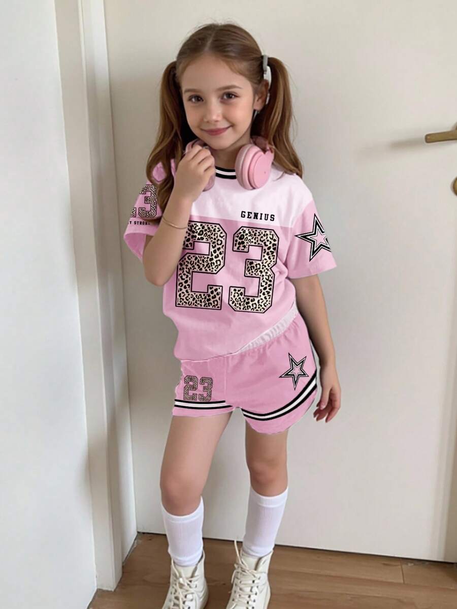 SHEIN Leuchtendes Pink, sportliches College-Trikot-Outfit für die Straße, Rennuniform, Leopardenmuster, Nummer 23, fünfzackiges Sternmuster, lässiges minimalistisches T-Shirt mit kurzen Ärmeln und Rundhalsausschnitt und Shorts für junge Mädchen, 2 Stücke Set, geeignet für den Sommer, kurze Sets für Mädchen, rosa kurze Sets für Mädchen, passendes Set für Teenager-Mädchen, Mädchen-Sets, sportliches rosa Trikot für Kinder