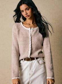 Poéselle 柔软毛绒撞色饰边纽扣开衫 - 舒适灰褐色中性针织毛衣、毛绒开衫、撞色饰边毛衣、舒适针织开衫、中性色、低调奢华针织衫、柔软马海毛开衫、简约美感秋季女式运动衫、女式撞色圆领长袖单排扣休闲针织开衫 - 駝色 - 查看 4