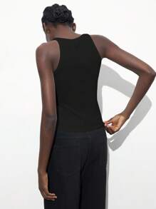 Maija Débardeur court noir décontracté à col en U, mode mode avec attache et décoration de boucle métallique. Recommandé pour les vacances, le style bureau décontracté, le style de rue