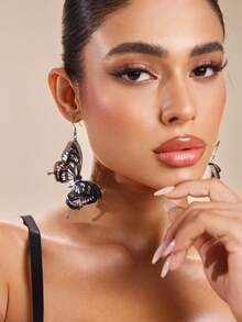 SHEIN SXY 亚克力蝴蝶吊坠耳环，适合日常佩戴，哥特风格