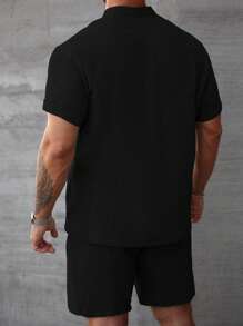 Manfinity Homme Áo sơ mi nam cổ bẻ mùa hè, áo polo nam và quần short rút dây, bộ 2 món, thích hợp mặc mùa hè, phong cách nghỉ dưỡng, thích hợp làm quà tặng mùa hè cho bạn trai và chồng - màu đen - Xem 2