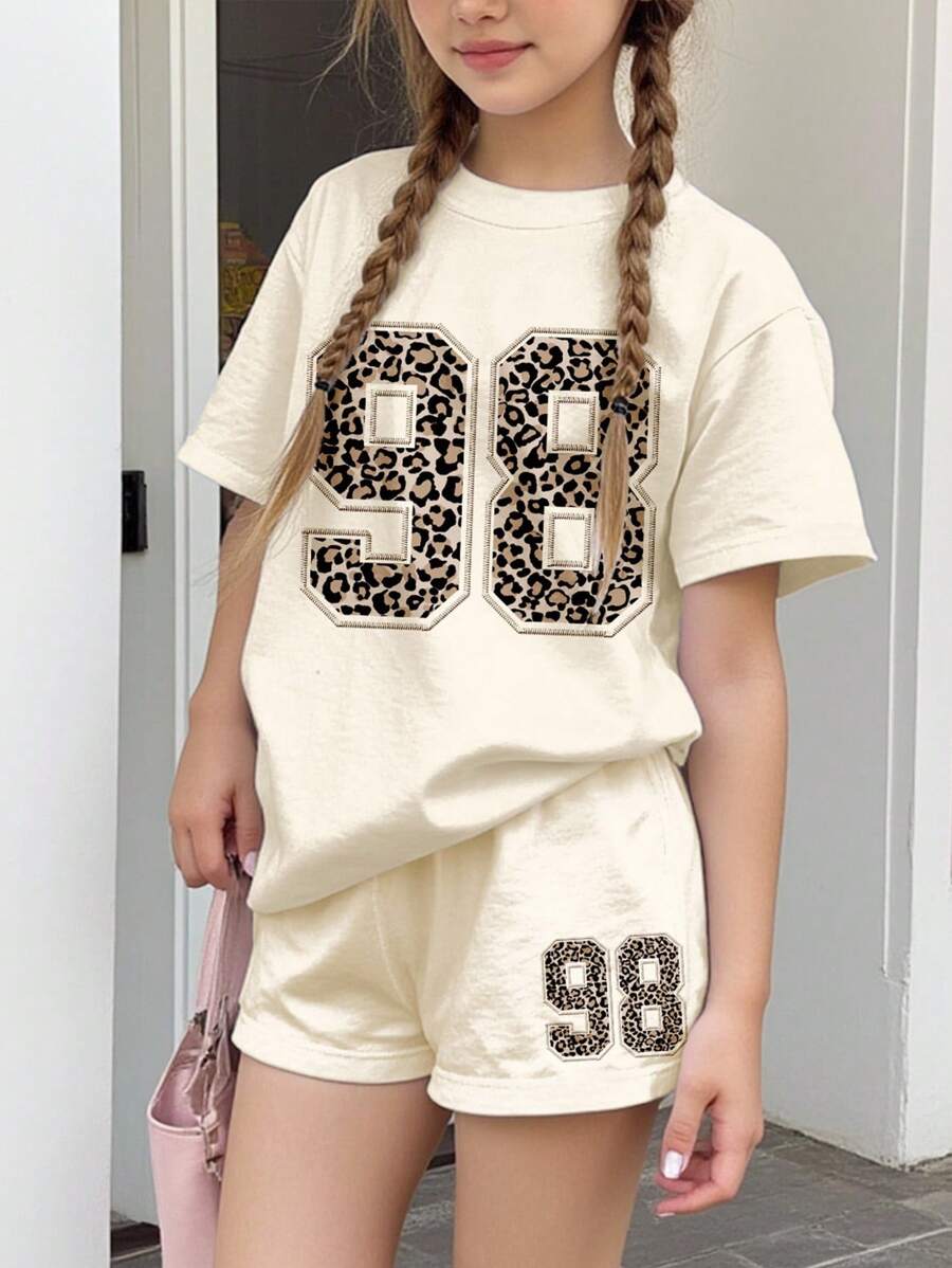 SHEIN 2件套奶油白复古运动豹纹98号图案少女休闲圆领短袖T恤和短裤套装,适合夏季少女穿着。少女豹纹套装,少女套装,短袖少女休闲印花圆领短袖数字T恤。 - 彩色 - 查看 1