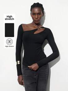 Maija Camiseta de manga larga asimétrica con cuello negro, decoración de metal hueco, ajustada, de unicolor, asimétrica, hueca, versátil, casual, sexy, adecuada para festivales de música