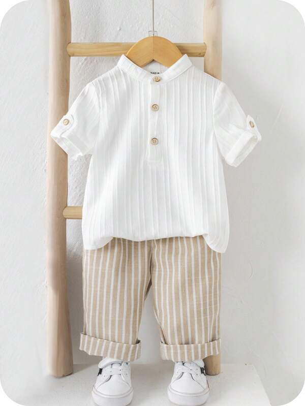 SHEIN Set van 2 schattige casual babyboy-shirts in collegestijl met grijs kraagje en gestreepte broek met elastische taille, geschikt voor verjaardagsfeestjes, avondfeestjes, bruiloften, babyshowers, doopfeesten en de viering van de eerste verjaardag.