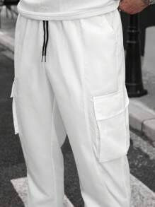 Manfinity CasualCool Pantaloni cargo casual da uomo di colore bianco, pantaloni cargo bianchi da uomo, pantaloni jogger bianchi da uomo. Pantaloni casual da uomo con vita con coulisse e gamba dritta, tasche laterali, tinta unita, adatti per l'autunno e le vacanze - Bianco - Visualizzare 4