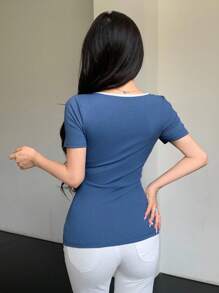 Celisse 女式夏季 T 恤，锁孔领口，短袖，领口和袖口处有白色饰边，针织面料，紧身剪裁，休闲、时尚、百搭风格