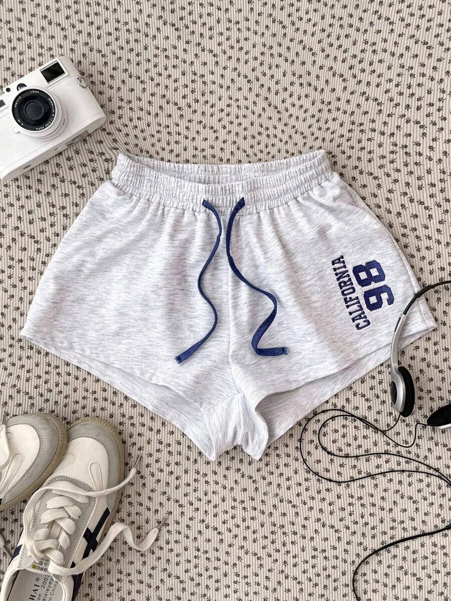 Pantalones cortos de niña adolescente con estampado floral gris y números bordados en color contrastante, adecuados para todas las estaciones, ropa urbana, deportes, uso casual