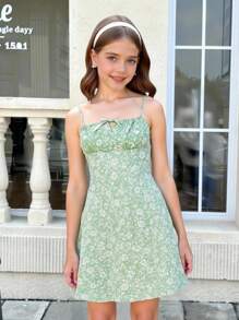 SHEIN 青少年女孩休闲绿色花卉印花褶饰胸前中心蝴蝶结装饰 A 字形吊带吊带连衣裙，适合夏季、度假、海滩装