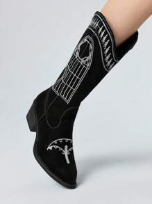 ROMWE Bốt cao bồi miền Tây cắt chữ V thêu họa tiết Gothic Punk dành cho nữ, bốt cao đến giữa bắp chân, gót dày, phong cách Halloween - màu đen - Xem 3