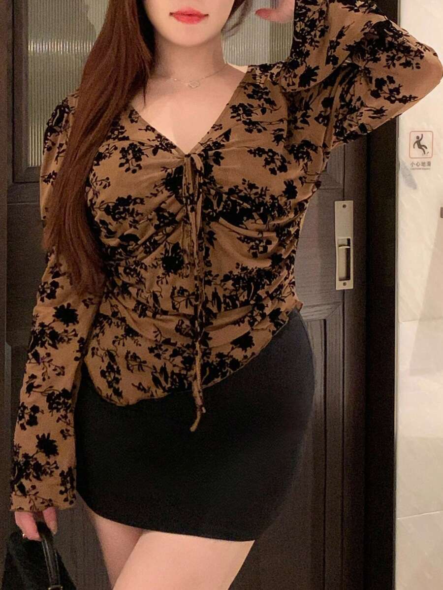 Dazy Plus Áo cánh tay loe cổ chữ V họa tiết hoa nhỏ xinh xắn dành cho nữ cỡ lớn, có dây rút, viền bất đối xứng, phù hợp cho mùa xuân và mùa hè - Màu Khaki - Xem 1