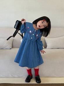 SHEIN 女童秋季可爱刺绣大领长袖时尚高端西式牛仔连衣裙，适合秋季郊游、露营、度假和生日派对 - 藍色 - 查看 4