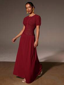 عنابي اللون