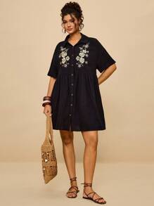 Travachic 大码休闲棉质花卉刺绣黑色衬衫领蝙蝠袖拼布连衣裙