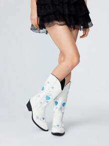 ROMWE Goth 女式暗摇滚朋克哥特靴，白色心形刺绣 V 形蝴蝶西部及膝靴，女士粗跟中筒靴 - 白色 - 查看 2