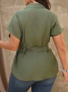 Roveilla 大码女式法式优雅精致通勤休闲度假纯色衬衫领 V 领插肩袖系带腰部 A 字形前开金属纽扣装饰短袖衬衫 - 軍綠色 - 查看 2