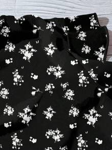EMERY ROSE Ropa de mujer talla grande Estilo casual diario y vacacional Blusa suelta con escote en V, mangas cortas y estampado floral en blanco y negro para el verano