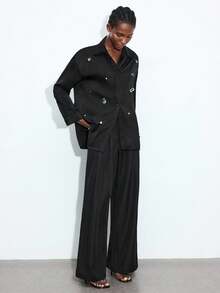 Maija Modisches und vielseitiges Satin-Hemd mit Pailletten-Verzierung, moderner urbaner Lässig-Fashion, Business-Lässig-Büromode für Frauen, zurückhaltender Old-Money-Stil, mühelos elegante Ausstrahlung, hochwertige urbane Pendlermode, hochwertige Flughafen-Damenmode, hochwertiges Material, moderne Party-Mode, funkelnde Pailletten-Bluse für Partys und Zusammenkünfte - Schwarz - Übersicht 5