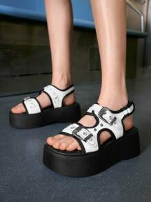 Sugerpunk 女式深色朋克摇滚派对凉鞋，黑色厚底哥特式露趾夏季海滩铆钉带罗马度假厚底坡跟鞋 - 米色 - 查看 4