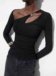 Maija Camiseta de manga larga asimétrica con cuello negro, decoración de metal hueco, ajustada, de unicolor, asimétrica, hueca, versátil, casual, sexy, adecuada para festivales de música