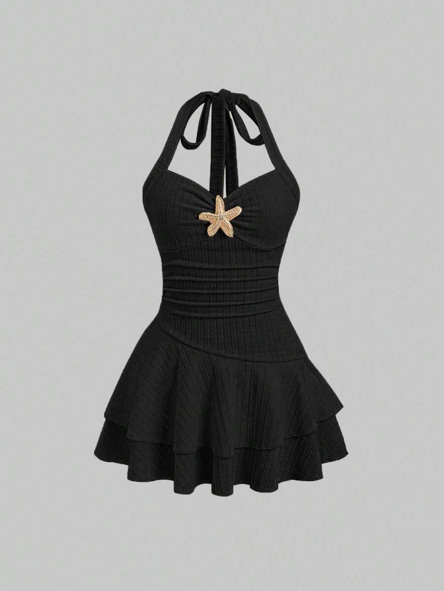 Sweetra 女士春夏新款适合海滩度假优雅纹理面料吊带前系带褶饰金属装饰分层荷叶边下摆俏皮迷你连衣裙 - 黑色 - 查看 1