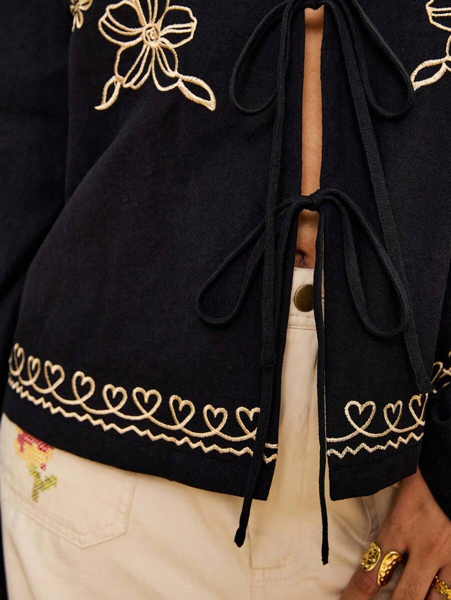 SHEIN TRVLCHIC 大码度假雪纺复古印花长袖前系带宽松短款黑色花卉刺绣假日休闲衬衫，适合女士秋季 - 黑色 - 查看 1