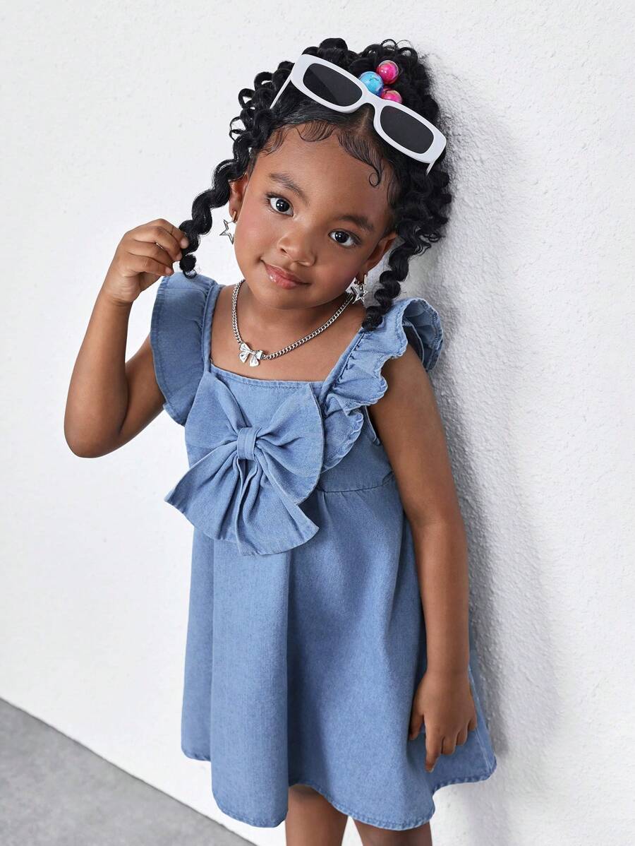 SHEIN Rochie scurtă drăguță din denim albastru pentru fete tinere, cu decorațiuni cu funde mari pe față și mâneci cu frunze de lotus, ținută boho casual de primăvară și vară, pentru vacanță la țară - Spălare ușoară - Vizualizare 1