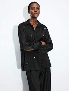 Maija Modisches und vielseitiges Satin-Hemd mit Pailletten-Verzierung, moderner urbaner Lässig-Fashion, Business-Lässig-Büromode für Frauen, zurückhaltender Old-Money-Stil, mühelos elegante Ausstrahlung, hochwertige urbane Pendlermode, hochwertige Flughafen-Damenmode, hochwertiges Material, moderne Party-Mode, funkelnde Pailletten-Bluse für Partys und Zusammenkünfte - Schwarz - Übersicht 7