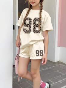 SHEIN 2件套奶油白复古运动豹纹98号图案少女休闲圆领短袖T恤和短裤套装，适合夏季少女穿着。少女豹纹套装，少女套装，短袖少女休闲印花圆领短袖数字T恤。 - 彩色 - 查看 3