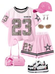 SHEIN Leuchtendes Pink, sportliches College-Trikot-Outfit für die Straße, Rennuniform, Leopardenmuster, Nummer 23, fünfzackiges Sternmuster, lässiges minimalistisches T-Shirt mit kurzen Ärmeln und Rundhalsausschnitt und Shorts für junge Mädchen, 2 Stücke Set, geeignet für den Sommer, kurze Sets für Mädchen, rosa kurze Sets für Mädchen, passendes Set für Teenager-Mädchen, Mädchen-Sets, sportliches rosa Trikot für Kinder