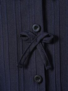 SHEIN Playful Pals 女童春秋时尚衬衫套装，梭织波浪面料，蝴蝶结装饰圆领半扣泡泡袖衬衫，荷叶边下摆，搭配波浪面料休闲裤，两件套，适合返校季、日常休闲穿着，可爱简约，是小女孩秋冬季的理想选择。