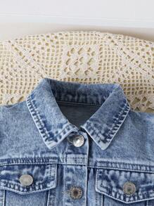 SHEIN 少女夏日两件套，甜美可爱度假风休闲学院风Look推荐，浅色水洗牛仔蓝，泡泡袖设计俏皮可爱，袖口点缀粉色3D蝴蝶结，活泼甜美。小立领短袖上衣，搭配牛仔裙裤，正面大号3D蝴蝶结设计吸睛抢眼。开衩下摆设计，松紧腰身，穿着舒适，修身显瘦。适合户外购物、约会、海滩度假、朋友聚会、返校季等场合，打造夏日甜心造型。 - 淺色水洗藍 - 查看 4