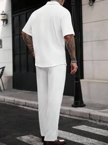 Manfinity CasualCool 男士休閒白色夏季度假兩件套，短袖鈕扣襯衫與長褲，純色單排扣套裝，極簡日常穿著正裝 - 白色 - 查看 2