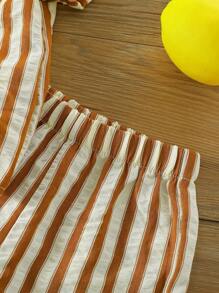 SHEIN 男宝宝夏季两件套，包括：1件黑白条纹短袖衬衫，1条黑白条纹休闲短裤，适合日常穿着、度假、假日穿着。男宝宝条纹套装，棕色系，夏季两件套，适合1岁男宝宝。男宝宝服装，翻领条纹套装，常规版型，日常休闲设计。男宝宝套装，男宝宝服装，男宝宝套装 - 咖啡棕 - 查看 8