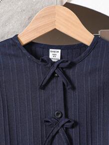 SHEIN Playful Pals 女童春秋时尚衬衫套装，梭织波浪面料，蝴蝶结装饰圆领半扣泡泡袖衬衫，荷叶边下摆，搭配波浪面料休闲裤，两件套，适合返校季、日常休闲穿着，可爱简约，是小女孩秋冬季的理想选择。