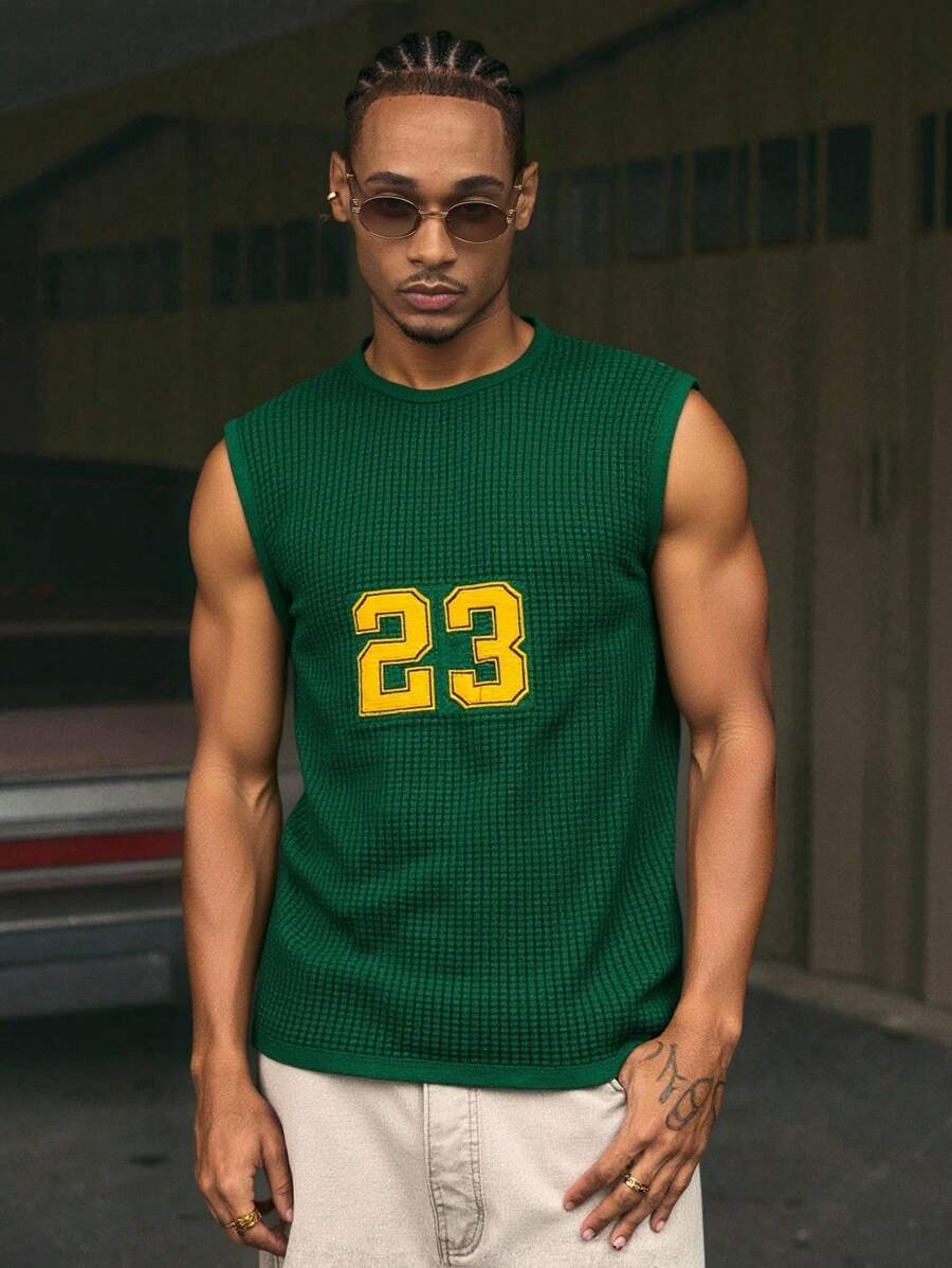 RueChic Herren strukturierte ärmellose Regular Strickweste mit Buchstabenmuster - Grün - Übersicht 1