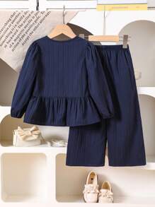 SHEIN Playful Pals 女童春秋时尚衬衫套装，梭织波浪面料，蝴蝶结装饰圆领半扣泡泡袖衬衫，荷叶边下摆，搭配波浪面料休闲裤，两件套，适合返校季、日常休闲穿着，可爱简约，是小女孩秋冬季的理想选择。