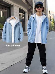 男童休闲宽松连帽牛仔拼接夹克，适合春秋季日常通勤、上学、户外活动穿着，是秋冬季的时尚穿搭之选。