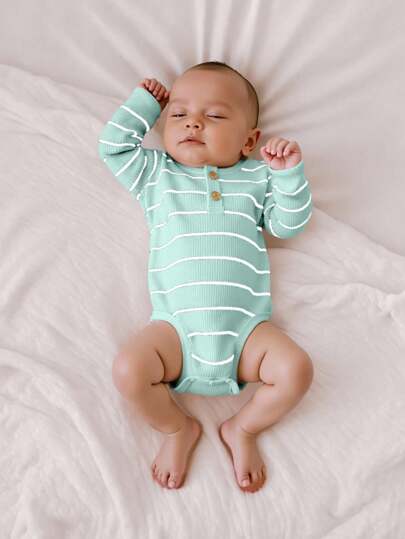 SHEIN 新生儿男女宝宝休闲趣味学院风百搭黑白条纹针织连体衣，柔软舒适，适合春夏穿着，室内外皆宜，秋冬季宝宝连体衣