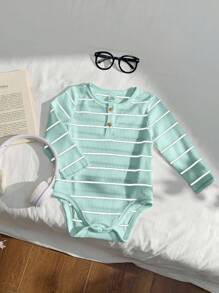 SHEIN 新生儿男女宝宝休闲趣味学院风百搭黑白条纹针织连体衣，柔软舒适，适合春夏穿着，室内外皆宜，秋冬季宝宝连体衣