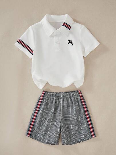 Casuvi Kids Modernt set med kortärmad pikékrage och tryckt bandmönster för pojkar, och rutiga shorts med bandmönster, lämpligt för daglig pendling, vår/sommar